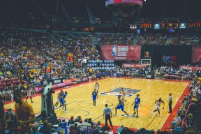 【中国足彩网】掘金随队记者观察，字母哥动作谨慎，神似伤后恩比德姿态