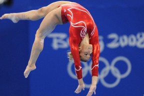 【足彩网】稳健取胜映照团队荣耀，赛后影像定格喜悦瞬间，征程不息向前迈进