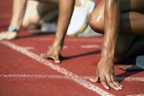 足彩网：掘金捍卫榜首 马刺鹈鹕紧追，联盟连胜浪潮席卷赛季关键期