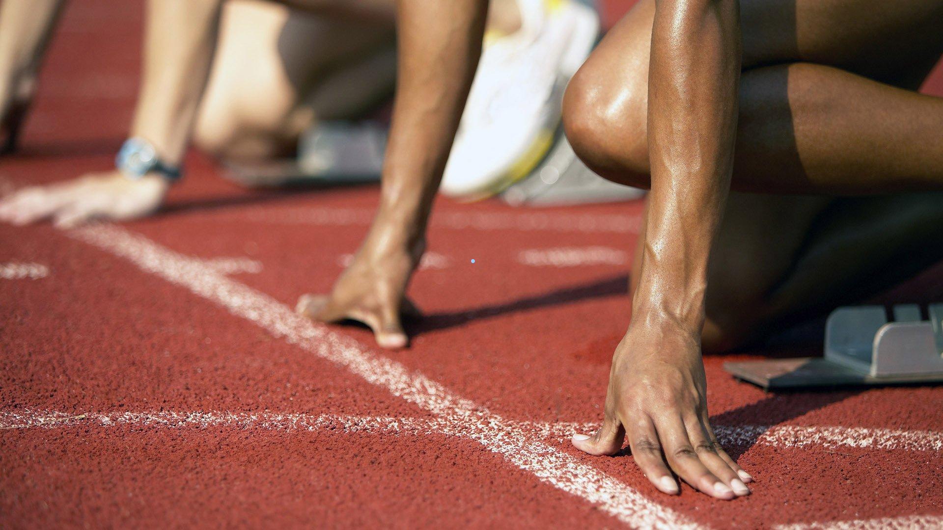 赛道霸权再现，哈贾尔用胜利回应前队友对维斯塔潘的质疑